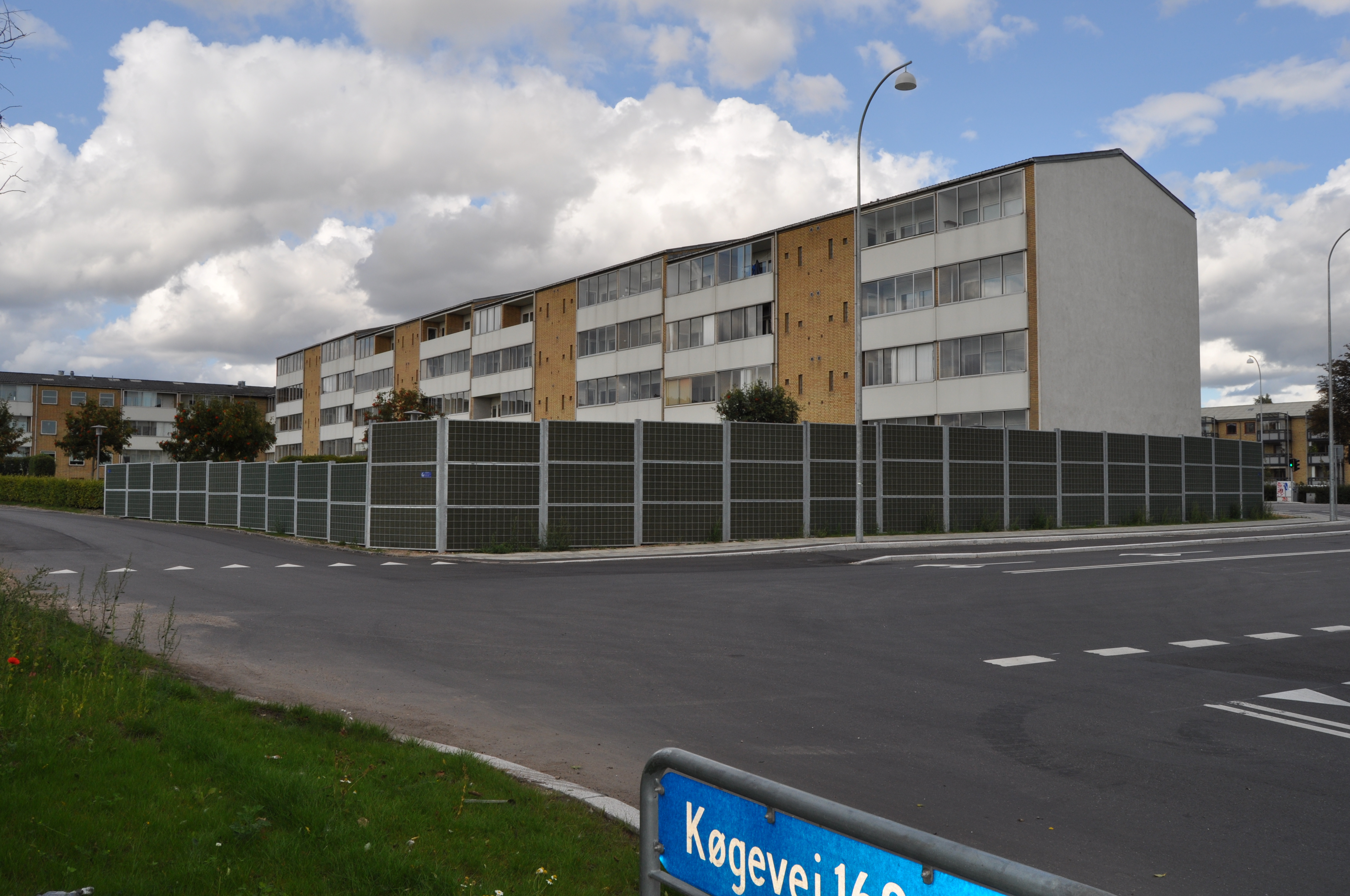 Een Noistop® Steel geluidsscherm van Poda Omheiningen geïnstalleerd om verkeerslawaai af te schermen bij een woonhuis